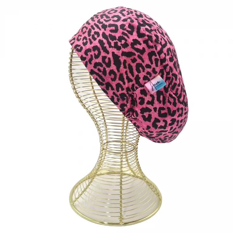 Gorro clínico diseño animal print color fucsia tela poliester elasticada