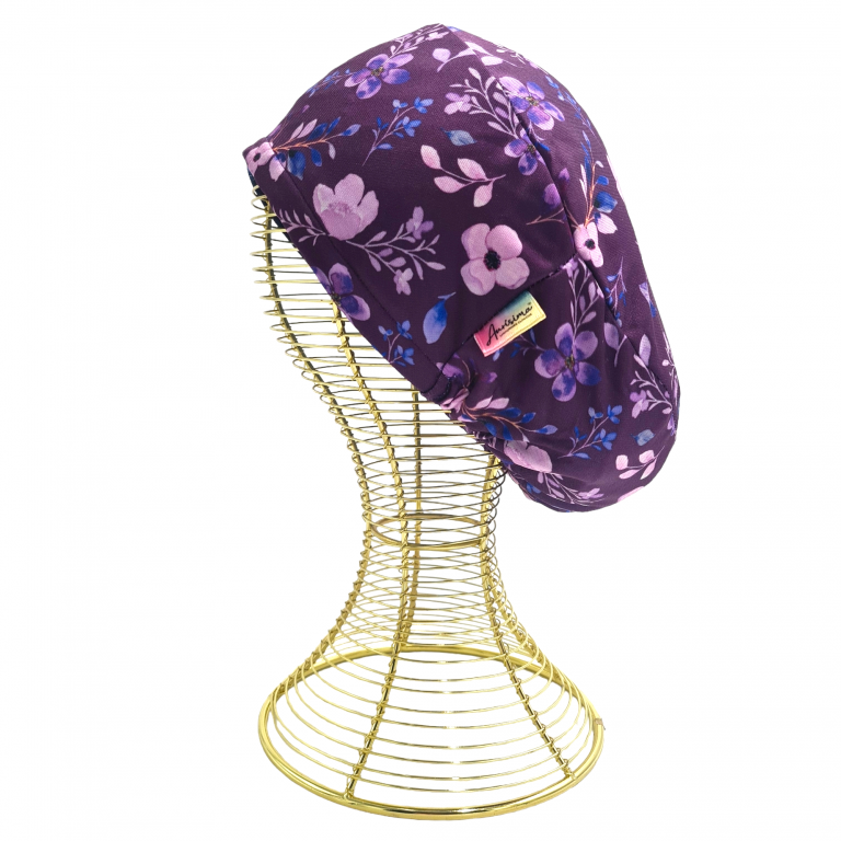 gorro-clinico-aurisima-modelo-piedad-color-morado-diseño-flores-acuarela-tela-poliester-elasticada-